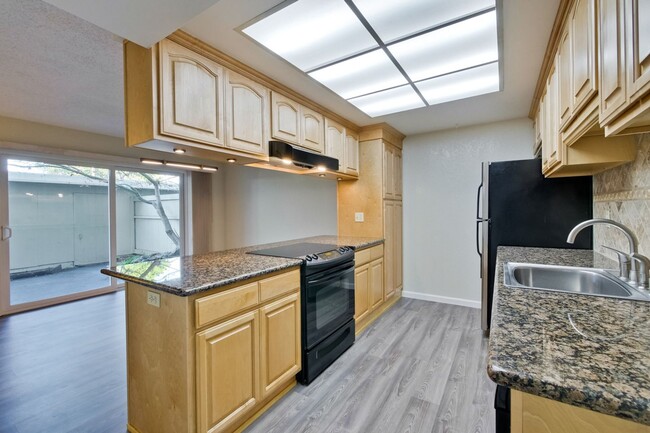 Building Photo - Lovely and Spacious 2BR 2.5BA Condo in Gre...