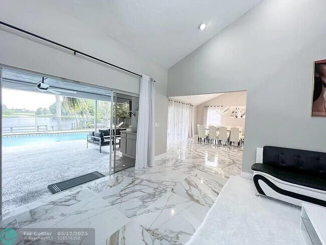 Building Photo - 2060 Amesbury Cir