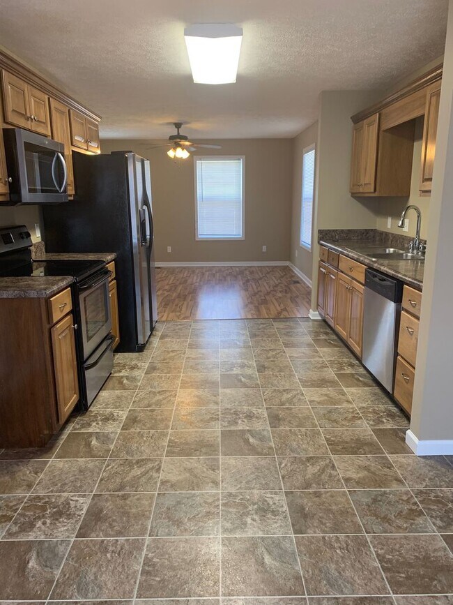 Building Photo - COMING SOON...3 Bedroom in GREAT LOCATION in the Center of Town!