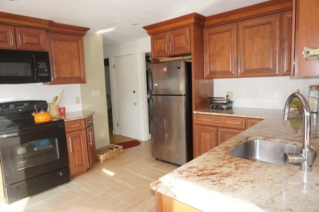 Building Photo - 18 Pequot Rd