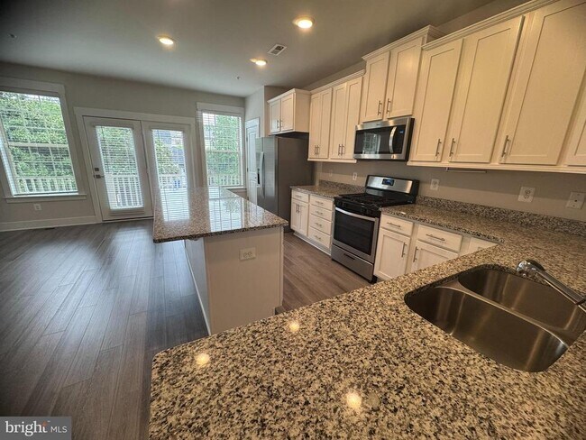 Building Photo - 203 Pomegranate Ln