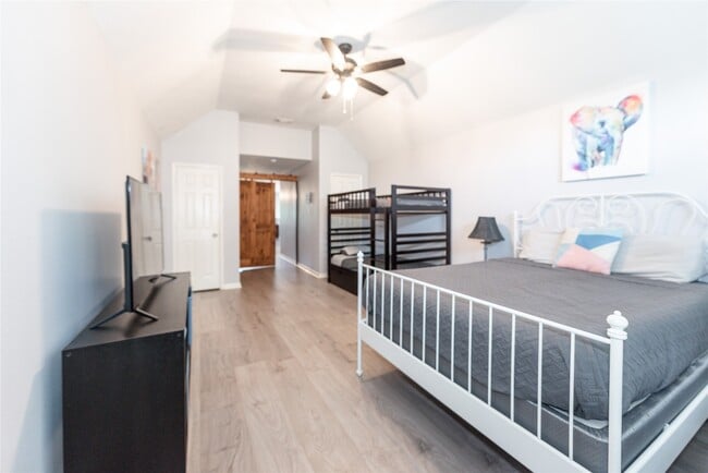 Building Photo - 10815 Oak Bayou Ln