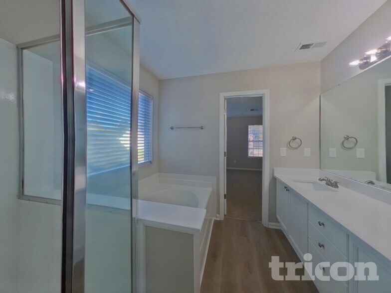 Building Photo - 1411 Hollythorne Dr