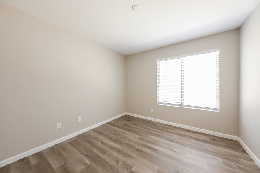 Building Photo - 7418 W Lone Cactus Dr
