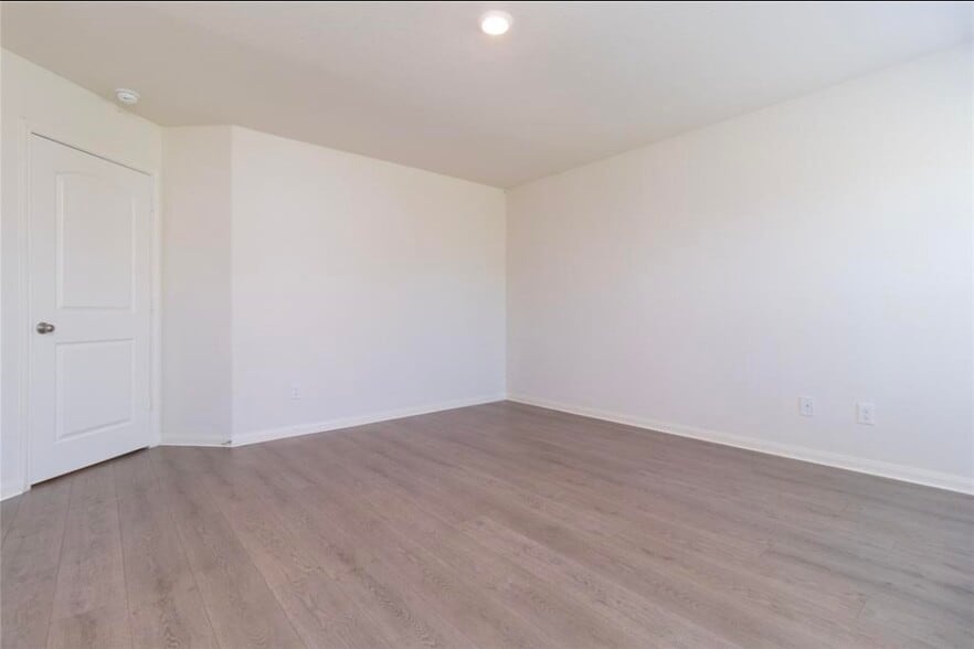Building Photo - 15310 Albert Oak Dr