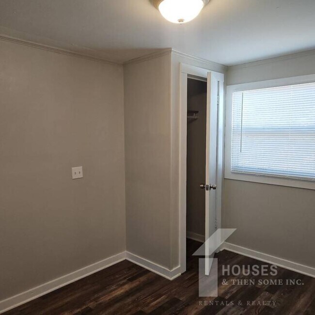 Building Photo - 250 Kirkland Ave