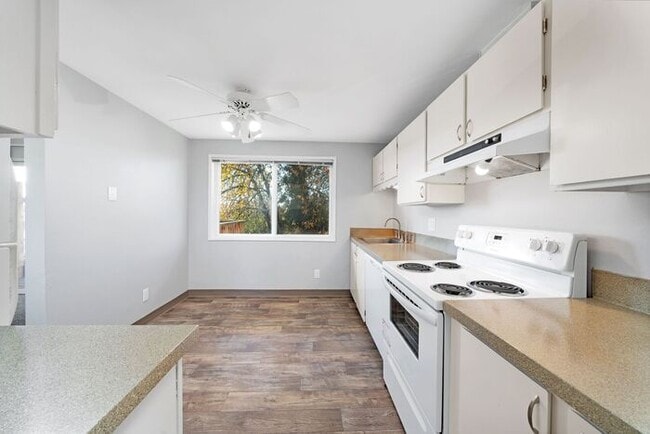 Building Photo - 2 bedroom 1 bath in Milwaukie!!