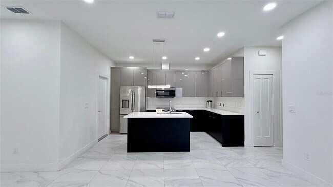 Building Photo - 4106 N Thatcher Ave