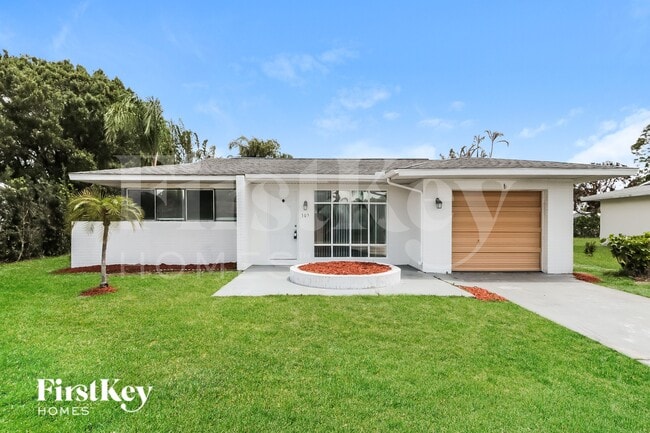 Building Photo - 305 NE Floresta Dr