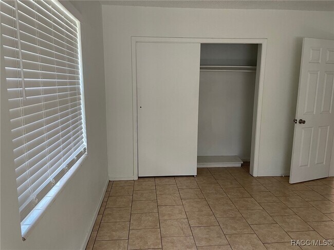 Building Photo - 728 Greenleaf Ave