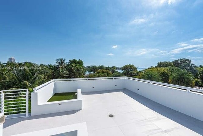 Building Photo - 1325 Bay Dr