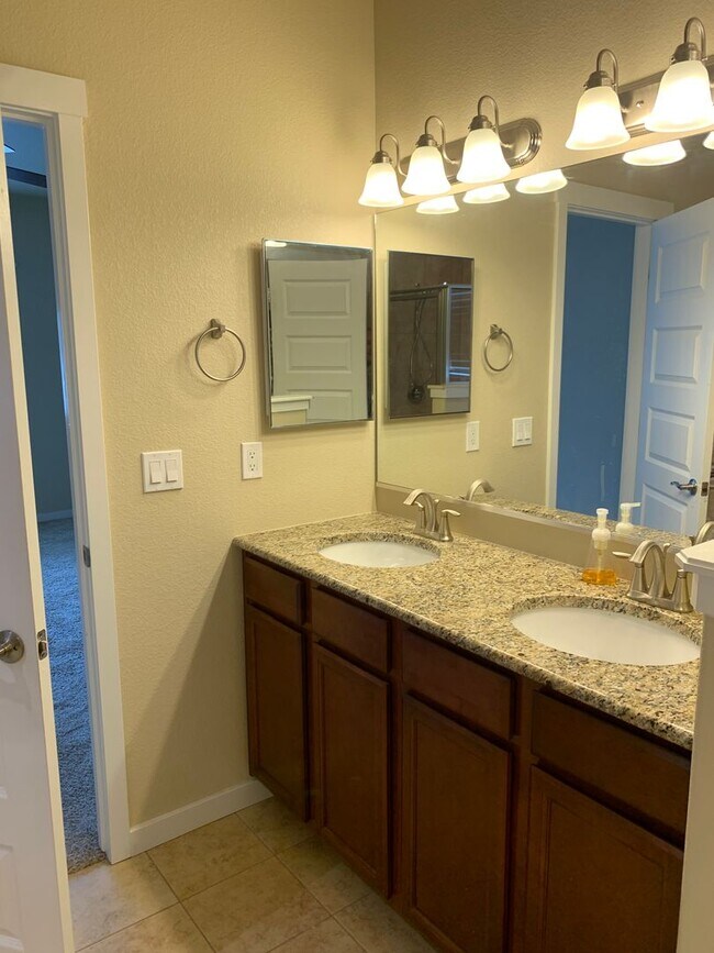 Building Photo - Ranch home with main floor master, 4 bed 3 bath Ranch home in Frederick