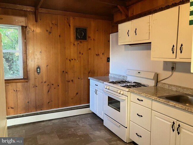 Building Photo - 1028 Mantua Pike