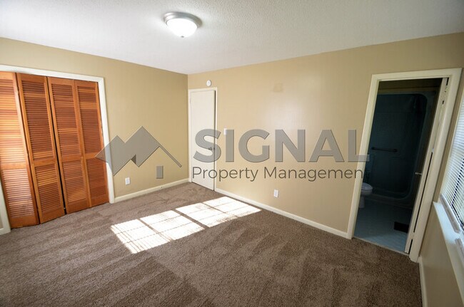 Building Photo - 4001 6th Ave