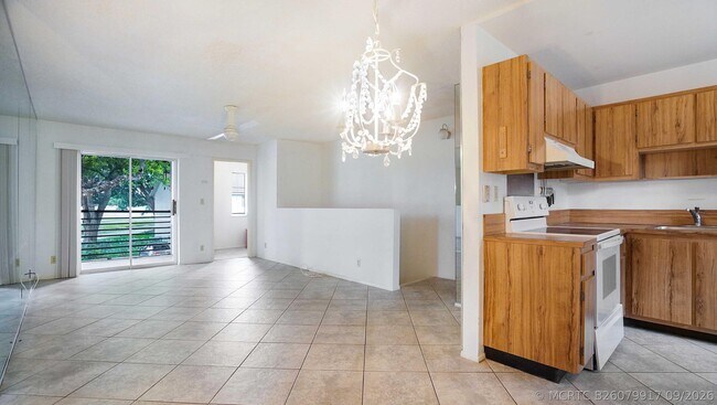 Building Photo - 505 Gardens Dr