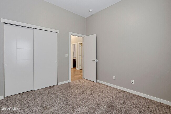 Building Photo - 308 S Manzanita Dr