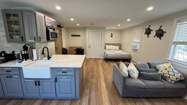 Building Photo - Large 5Br 3 1/2Ba Modern Home in Falmouth ...