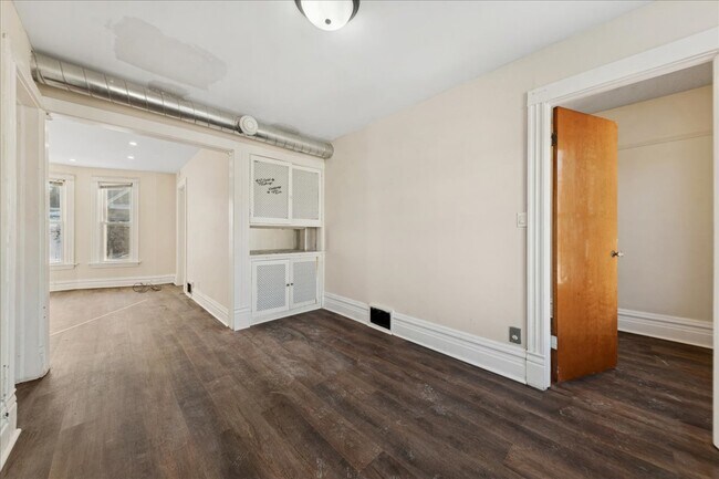 Building Photo - 2144 W Montrose Ave