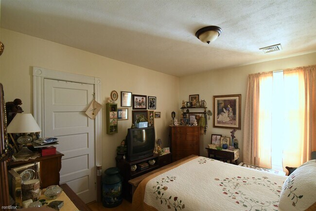 Building Photo - 658 Rimmon St