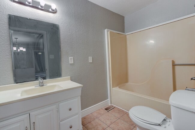 Building Photo - Freshly Renovated 3 Bedroom Home