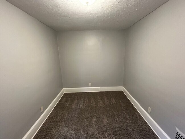 Building Photo - 3237-3237 Grove Ave