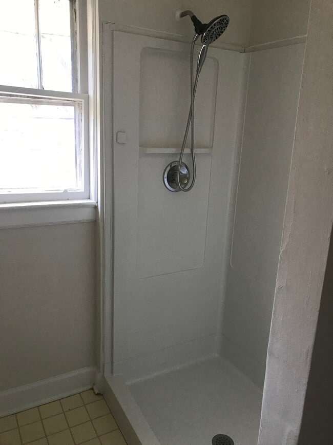 Building Photo - Cute 2 Bedroom Duplex in Plaza Midwood!