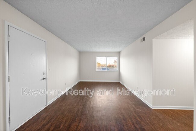 Building Photo - 225 Clara Dr