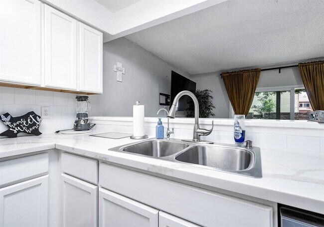 Building Photo - 12668 Newbrook Dr