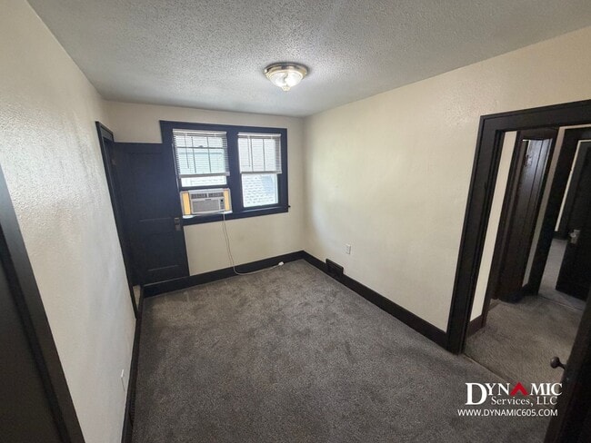 Building Photo - Upper Level 2 Bedroom, 1 Bathroom Duplex - Tenant Pays ALL Utilities
