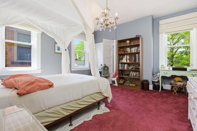 Building Photo - Stunning 5 Bedroom 2.5 Bathroom Home in Squirrel Hill