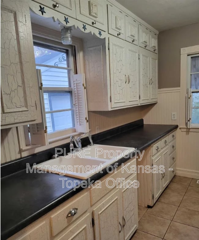 Building Photo - 310 SW Hillside Dr