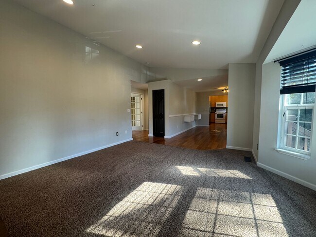 Building Photo - $500 Move In Discount! | 3 Bedroom 2 Bath ...