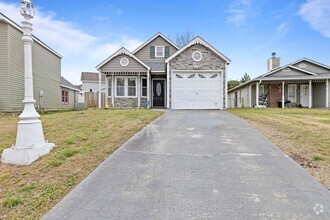 Building Photo - Adorable Bungalow close to base!