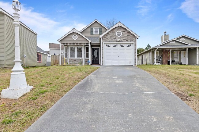 Primary Photo - Adorable Bungalow close to base!