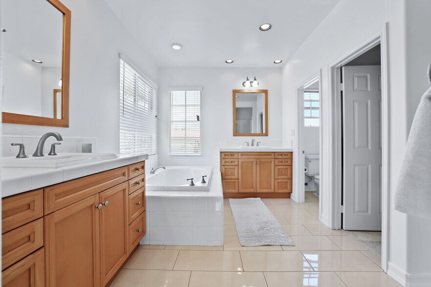 Master bath w/ double sinks &tub - 5142 Pearce Dr