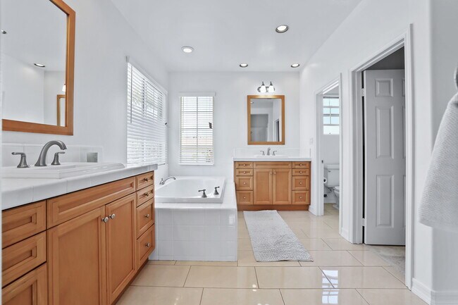 Master bath w/ double sinks &tub - 5142 Pearce Dr