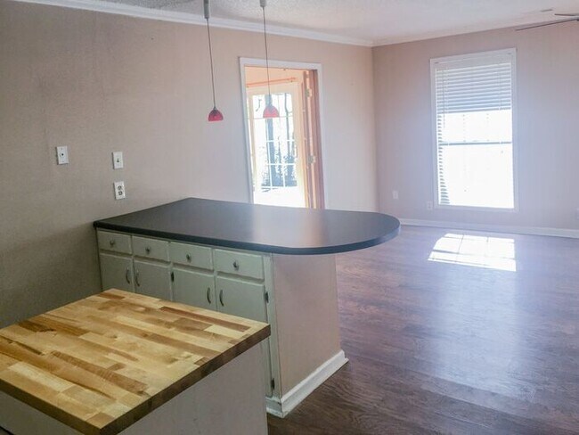 Building Photo - 620 Pine Oaks Dr