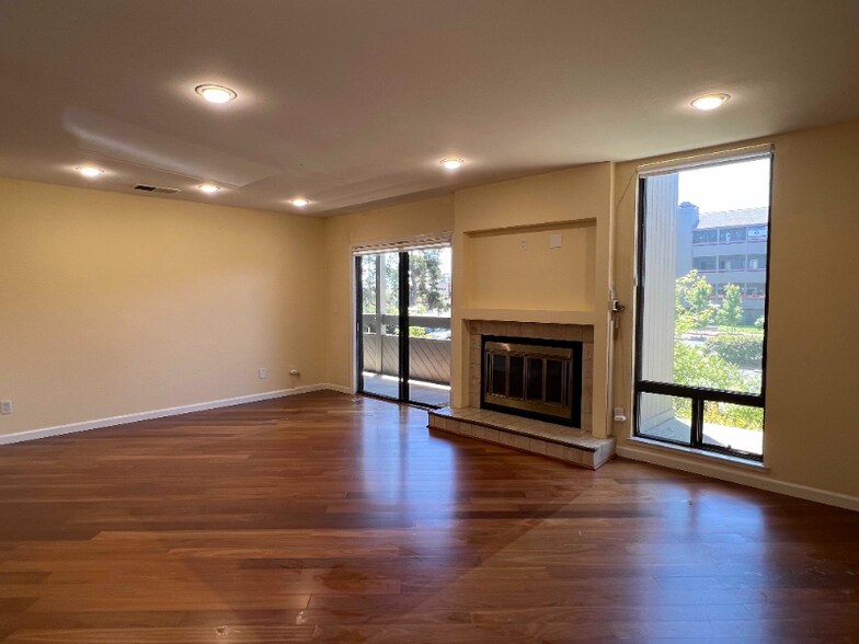 Building Photo - 800 Sea Spray Ln