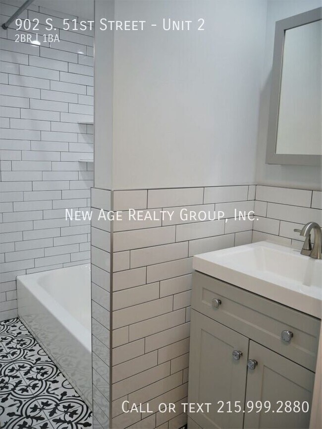 Building Photo - Modern 2 bedroom, 1 bathroom apartment loc...