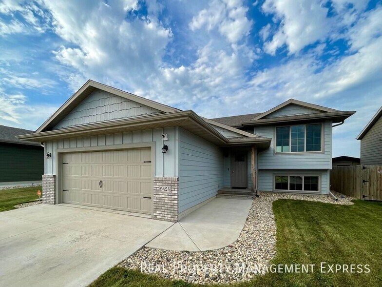 Primary Photo - 4 Bedroom 3 Bathroom Home for Rent