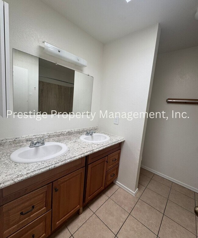 Building Photo - 2235