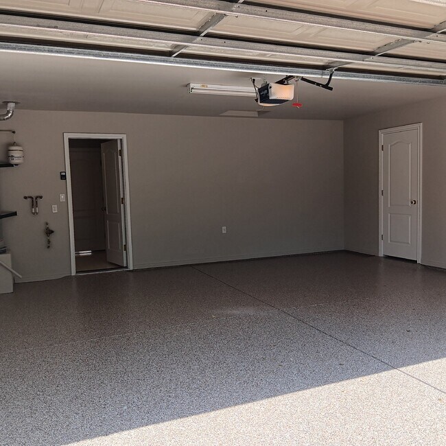 Building Photo - Beautiful home in well kept community