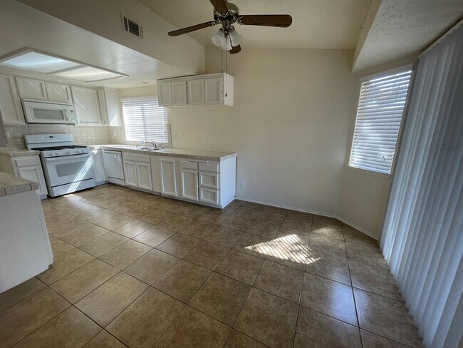 Building Photo - Hesperia-Refurbished- 3 Bedrooms, 2 Bathrooms + Den or Office, Large Property