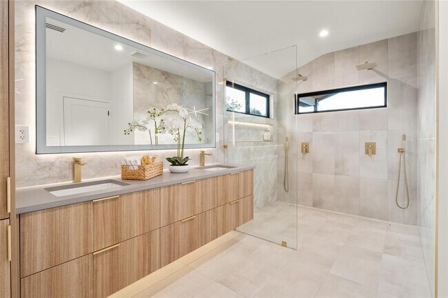 Building Photo - 620 Bermuda St