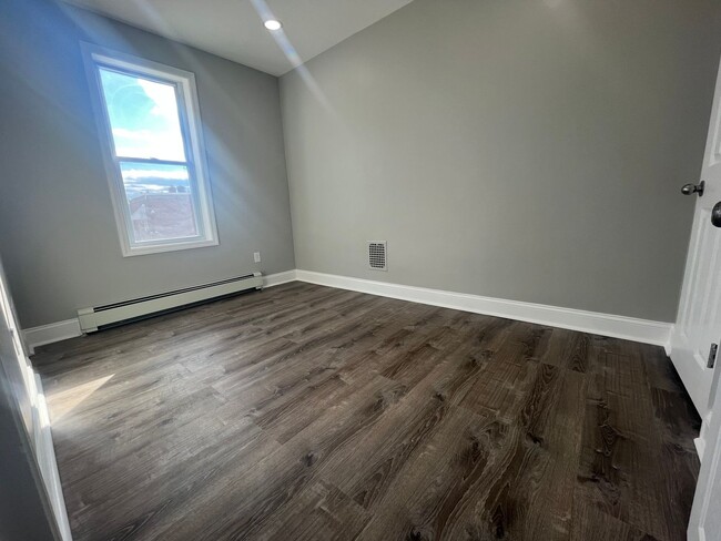 Building Photo - Newly Renovated 2 Bed/1 Bath in Whitman Pa...