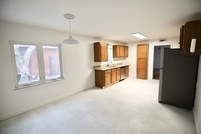 Building Photo - 3191 E Broad St