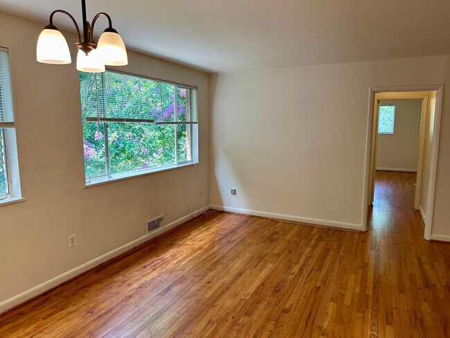 Building Photo - Light filled one-bedroom condo located in the Bethesda Parkside community.