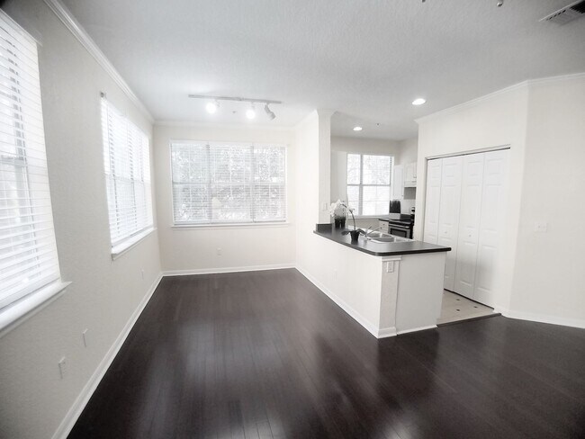 Building Photo - City View Wood Floor Updated Kitchen  2/2 ...