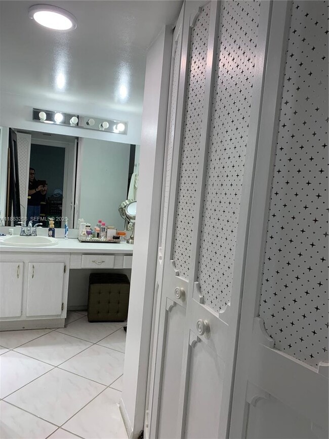 Building Photo - 20500 W Country Club Dr