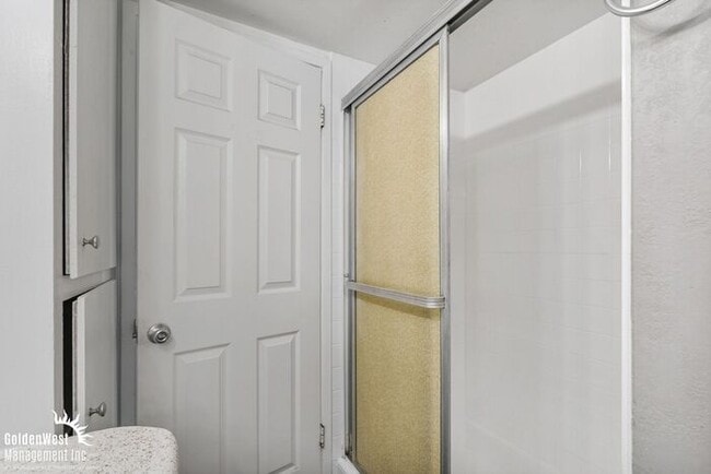 Building Photo - Beautifully Renovated 2Bdm 2Ba Apartment in Phoenix - MI Special